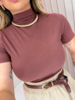 Blusa sofia basica com golinha canelada (marrom)