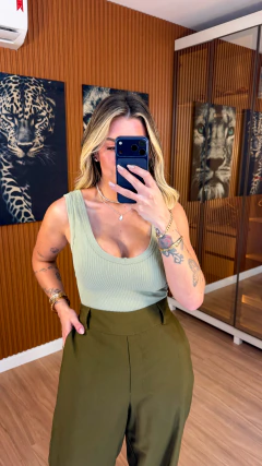 Cropped Regata decote V microfibra canelado (verde pistache)