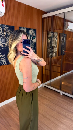 Cropped Regata decote V microfibra canelado (verde pistache) - comprar online