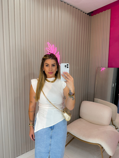 Blusa Aysla assimetrica com ombreira (off white) - comprar online