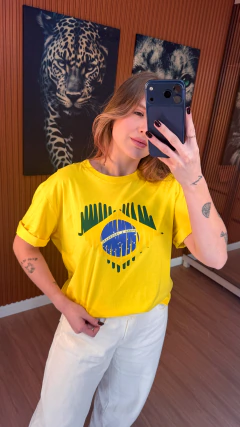 Imagem do T-shirt brasil coração (amarela)