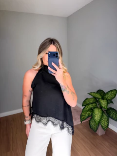Blusa Layla frente única assimétrica crepe com renda (preto)