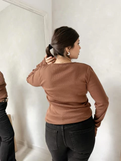 REMERA GENA MARRÓN | TALLE S AL XXL en internet