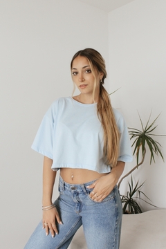 REMERA CROP CELESTE | Talle S al XXL - VASQUITAS