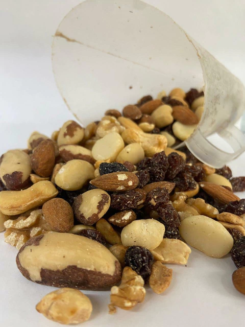 MIX DE CASTANHAS COM UVAS PASSAS-100g - comprar online