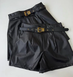 Short Couro Fake Liz na internet