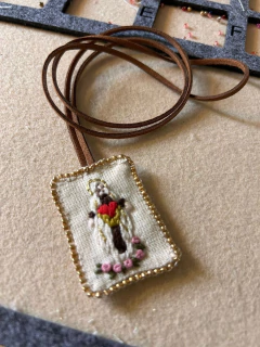 Collar bordado con tira de cuero - Editorial Camino al Corazón