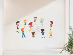 Adesivo de parede com crianças brincando de amarelinha em um ambiente alegre e colorido.