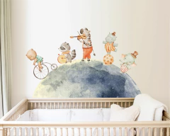 Adesivo de parede infantil com animais andando na lua, incluindo um urso, um guaxinim, uma zebra e elefantes, em um cenário divertido e colorido.