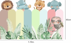 Adesivo de parede com animais da floresta, incluindo leão, hipopótamo, tigre, elefante e um bicho-preguiça, rodeado por folhagens verdes.