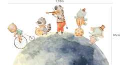 Adesivo de parede infantil com ilustração de animais tocando música e fazendo circo sobre a lua, incluindo urso em bicicleta, guaxinim com tambor, zebra com violino, hipopótamo e elefante em roupas coloridas