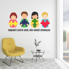 Adesivo de parede colorido com quatro crianças segurando peças de quebra-cabeça, acompanhado da frase "Enquanto existir amor, não haverá diferenças!"