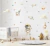 Adesivos de parede com tema espacial, incluindo astronauta, foguetes, planetas e estrelas, decorando um quarto infantil.