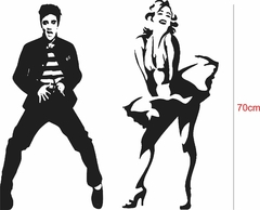 Adesivo decorativo para porta de banheiro com silhuetas de Elvis Presley e Marilyn Monroe, medindo 70 cm.