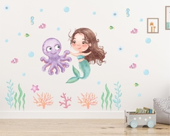 Adesivo de parede infantil com uma sereia e um polvo em um fundo marinho aquarelado.