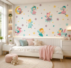 Quarto infantil decorado com adesivos de parede de fadinhas coloridas e estrelas em tons pastel sobre parede branca, com cama branca, almofadas e manta rosa, tapete felpudo e ursinho de pelúcia.