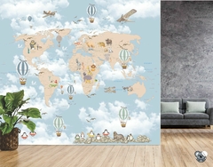 Papel de parede com um mapa mundi ilustrado, apresentando animais e balões de ar quente em um fundo azul claro.