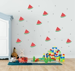 Um ambiente infantil com adesivos de melancia na parede