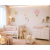 Quarto infantil decorado com adesivos de parede de ovelhinhas fofas, estrelas cor-de-rosa, nuvens e balão em tons suaves