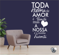 Adesivo de Frase Toda História de Amor