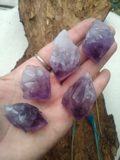amatista violeta en punta