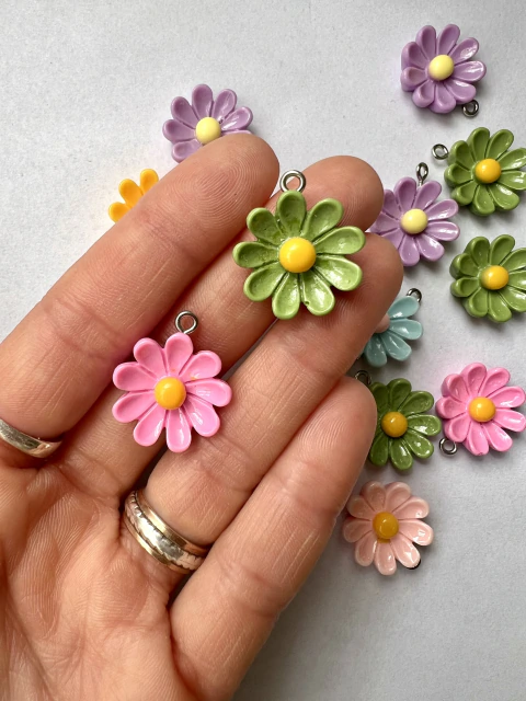 Dije flor acrílica color surtido según disponibilidad, por unidad