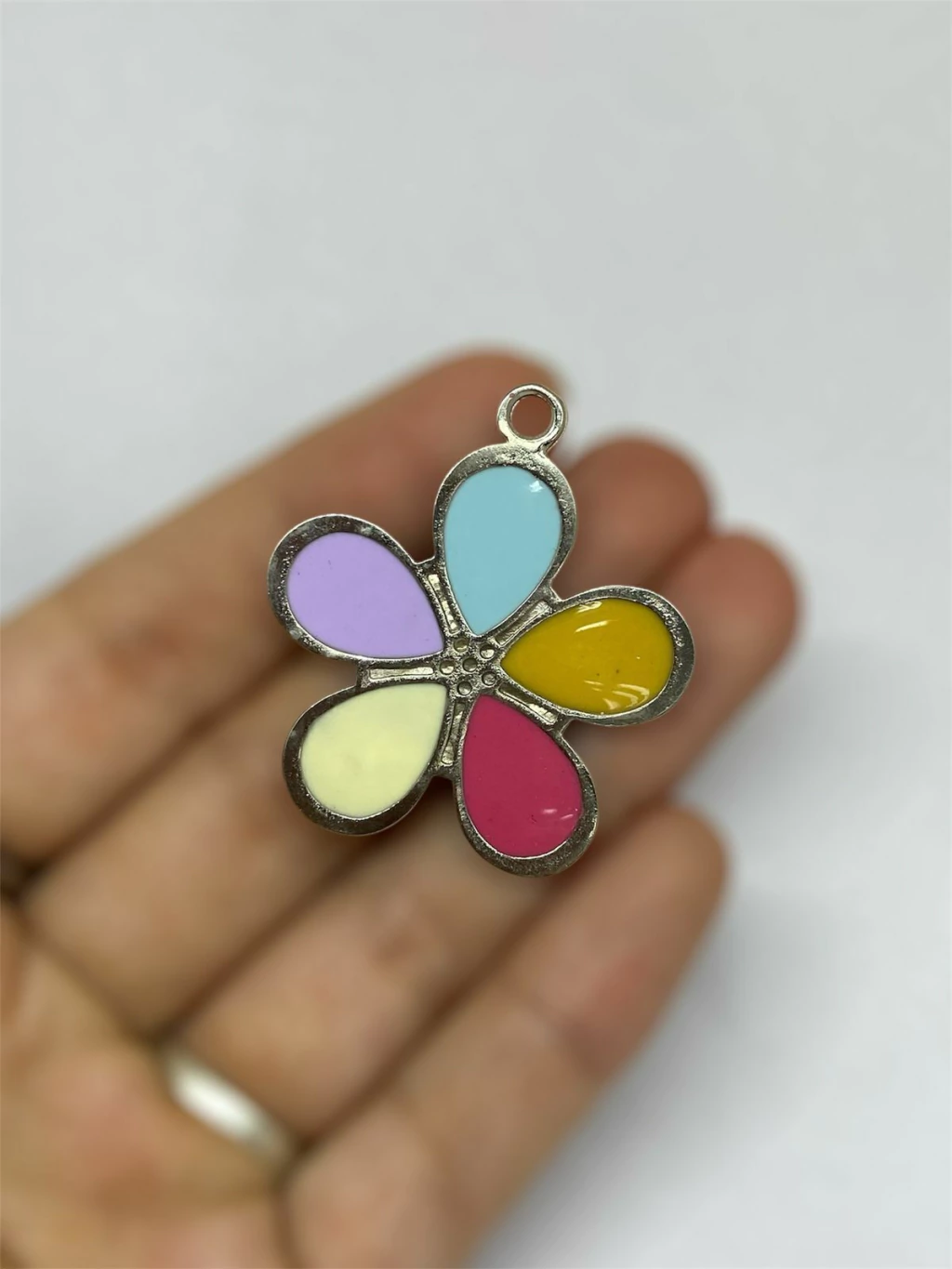 Dije flor de colores con baño de color