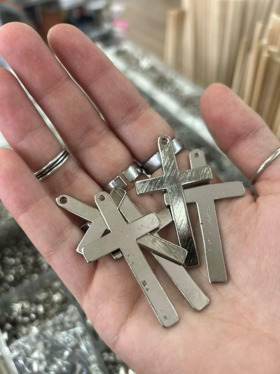 Dijes fundicion cruz lisa 5,5cm x20g