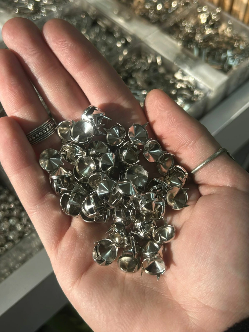 tachas redonda c/punta grande fundicion x20g