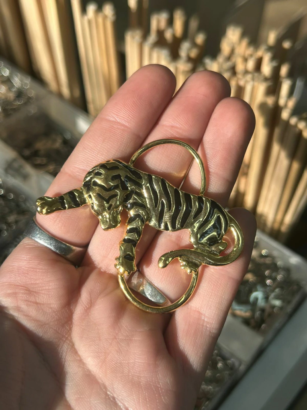 Dije doble agarre tigre dorado (7cm aprox)