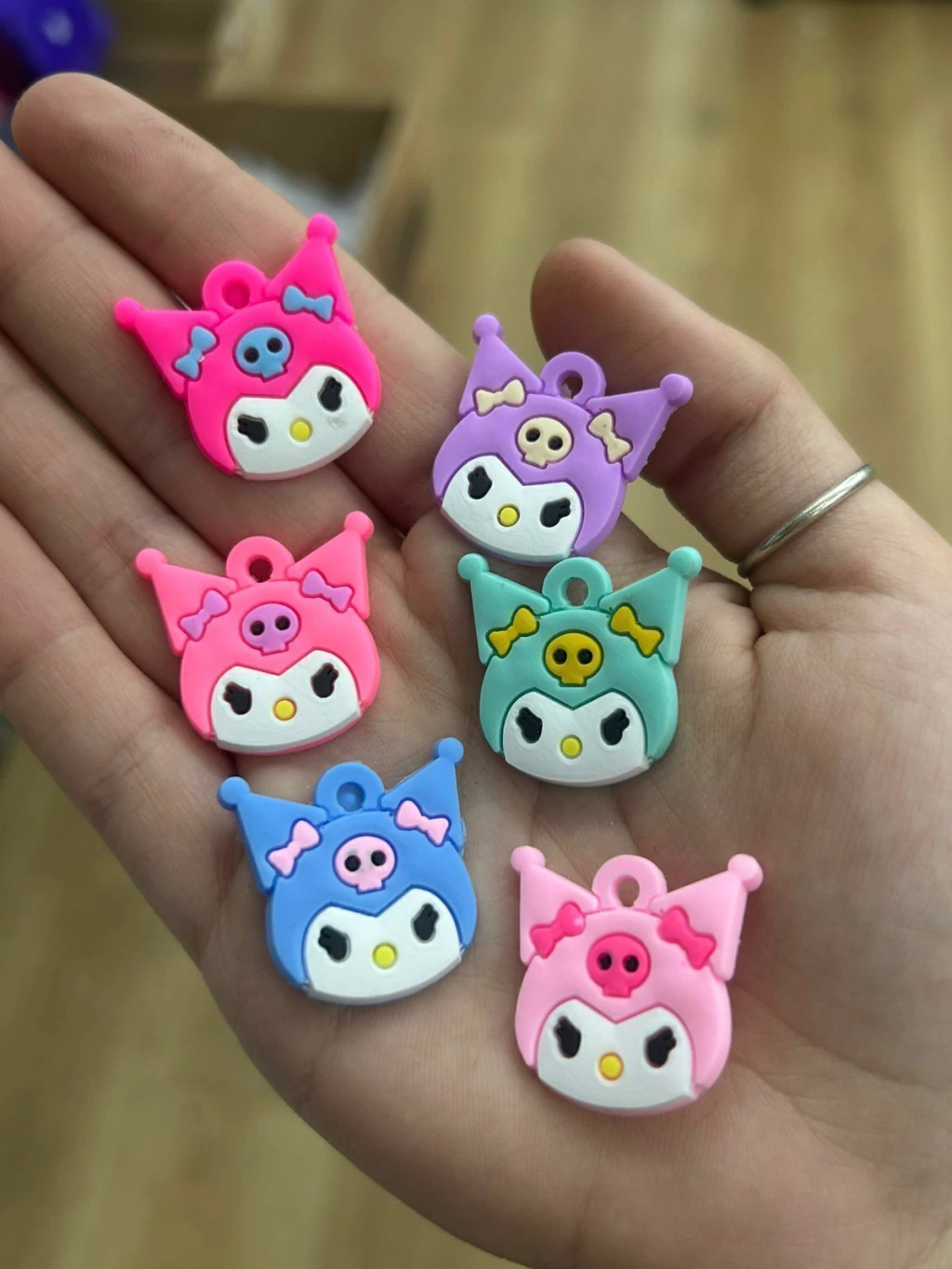 Dijes Kuromi x 1 unidad (dijes infantiles)