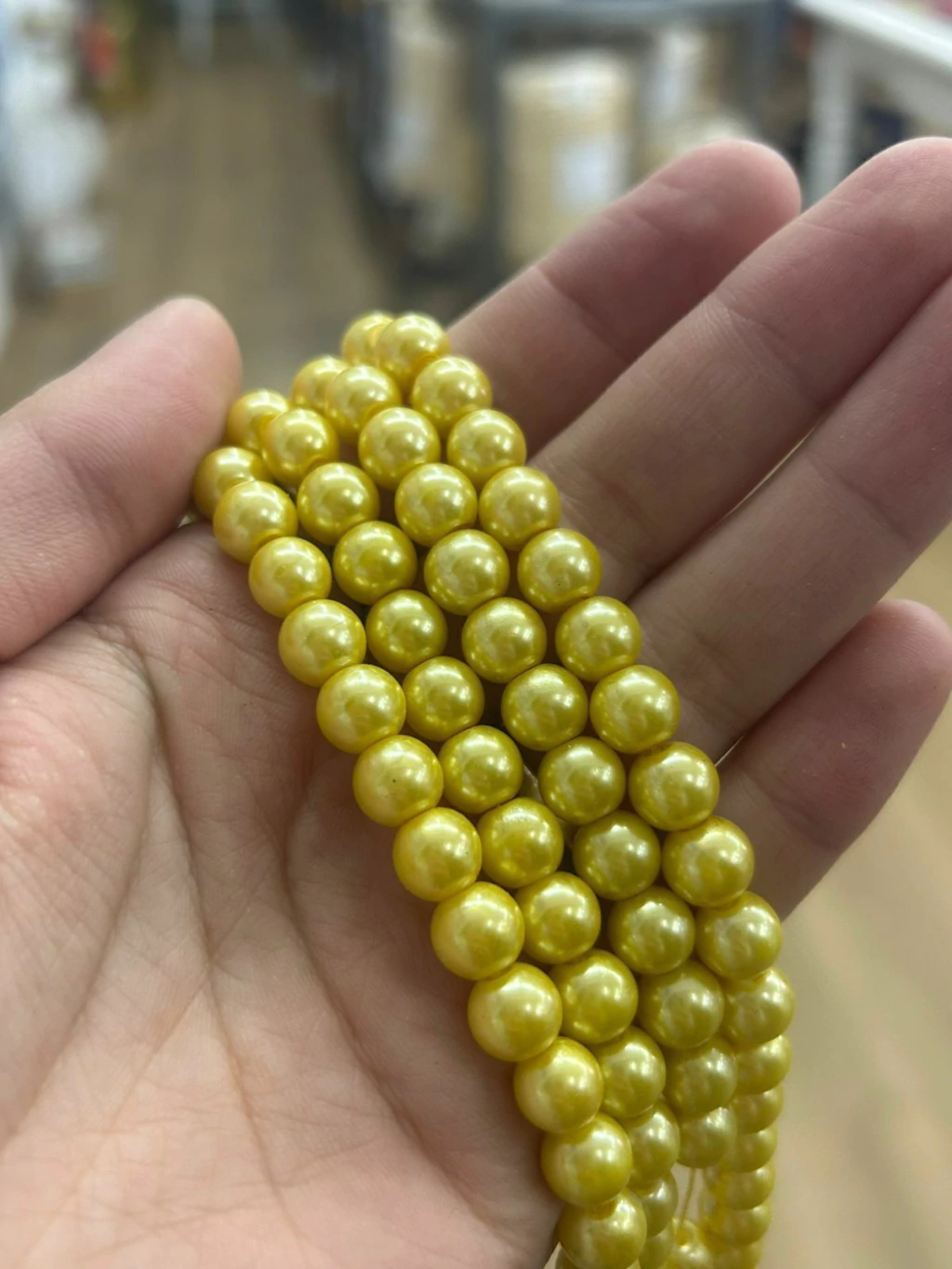 Tira de perla vidrio amarillo metalizado 8mm (aprox 70cm de largo)