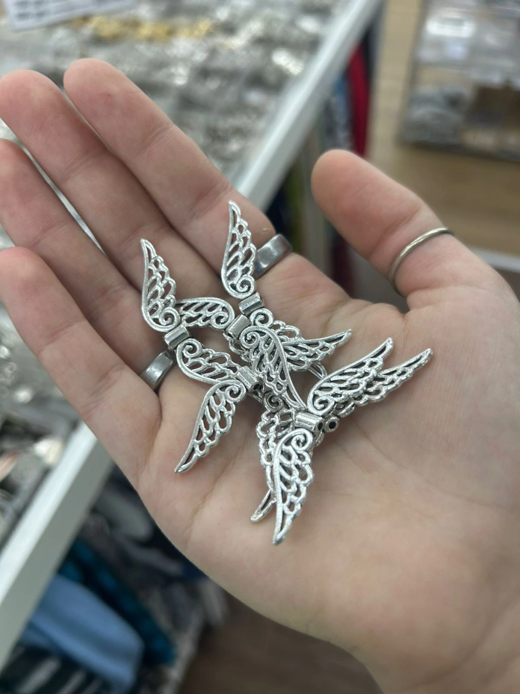 Dijes fundicion alas pasante x20g