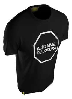 Remera Alto Nivel De Locura - Etiquetado Frontal - Unisex - comprar online