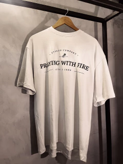 Camiseta praying with fire na internet