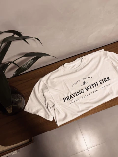 Camiseta praying with fire - comprar online