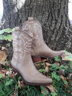 Botas Texanas Mujer Cuero Cemento Bordadas Quica Medanos en internet