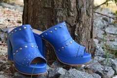 Imagen de Zueco Sandalia Plataforma Palo Cuero Azul Tachas Quica Minas