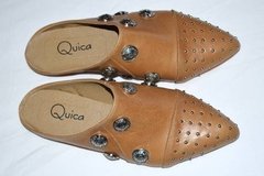 Mules Planos De Cuero Con Tachas Y Botones Quica Yatay