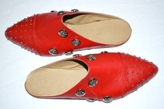 Mules Planos De Cuero Con Tachas Y Botones Quica Yatay - Quica