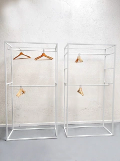 SET DE 2 ESTRUCTURAS BLANCAS DE HIERRO CON ESTANTES REMOVIBLES - tienda online