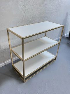 MESADA DORADA CON ESTANTES en internet