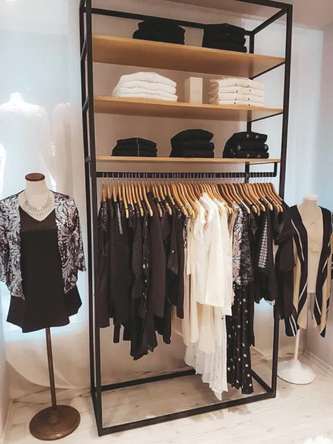 ESTRUCTURA CON ESTANTES Y BARRAL