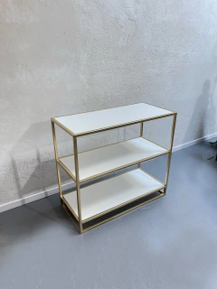 Imagen de MESADA DORADA CON ESTANTES