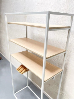 SET DE 2 ESTRUCTURAS BLANCAS DE HIERRO CON ESTANTES REMOVIBLES - Maniquies Argentina