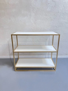 MESADA DORADA CON ESTANTES - Maniquies Argentina