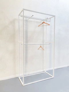 SET DE 2 ESTRUCTURAS BLANCAS DE HIERRO CON ESTANTES REMOVIBLES