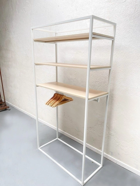 SET DE 2 ESTRUCTURAS BLANCAS DE HIERRO CON ESTANTES REMOVIBLES