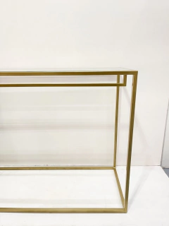 Mesa dorada mediana en internet