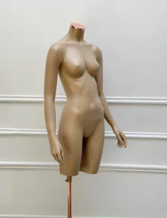 TORSO DAMA CON BRAZOS BASE REPUJADA COBRE - Maniquies Argentina